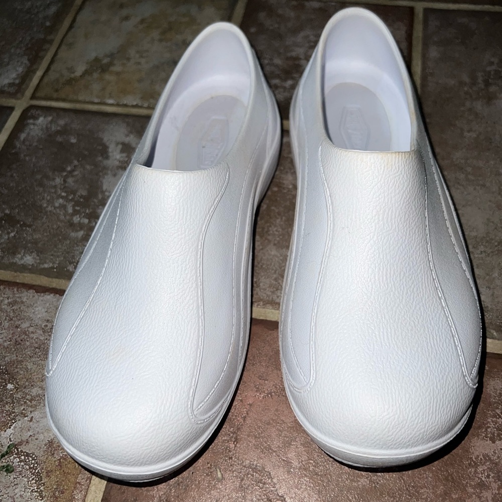 Scrub Zone White Scrub Shoes Women Sz 8, Men Sz 6